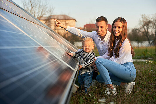 Familie vor Solaranlage
